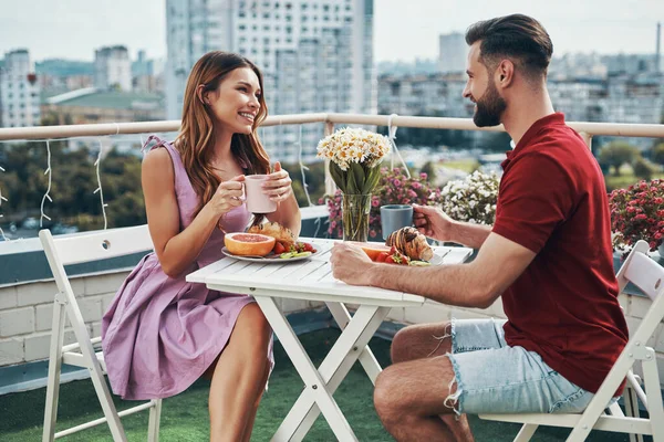 Bella Giovane Coppia Abbigliamento Casual Cena Sorridente Mentre Siede Sul — Foto Stock