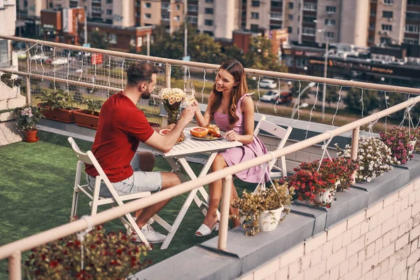 Mooi Jong Paar Casual Kleding Genieten Van Romantisch Diner Glimlachen — Stockfoto
