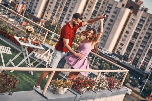 Linda Pareja Joven Ropa Casual Bailando Sonriendo Mientras Cena Romántica — Foto de Stock