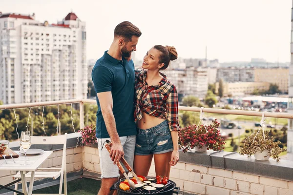 Charming Young Couple Casual Clothing Embracing Smiling While Standing Rooftop — Stock Photo, Image