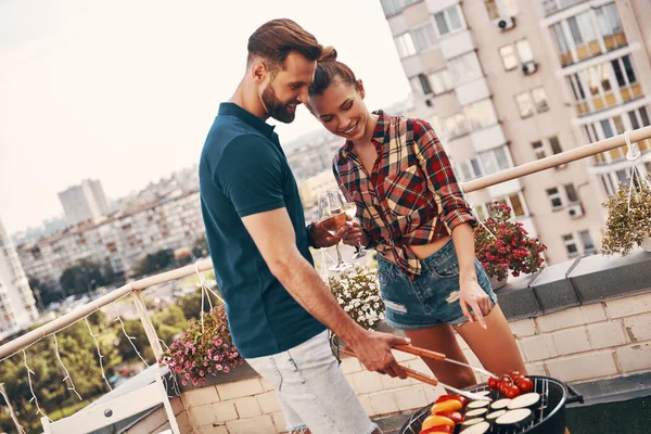 Bonito Jovem Casal Roupas Casuais Preparando Churrasco Sorrindo Enquanto Está — Fotografia de Stock