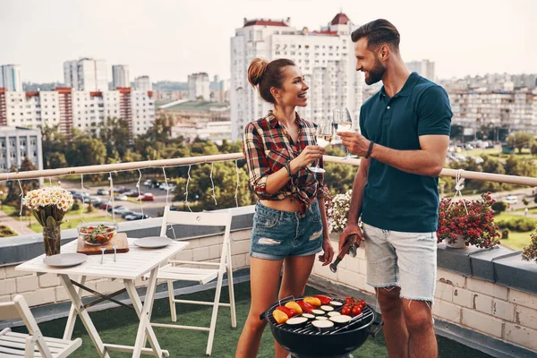 Affascinante Giovane Coppia Abbigliamento Casual Preparare Barbecue Sorridente Mentre Piedi — Foto Stock