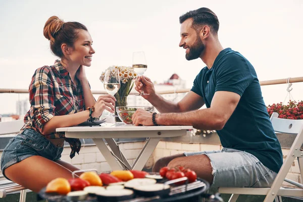 Beau Jeune Couple Vêtements Décontractés Profitant Dîner Romantique Souriant Tout — Photo