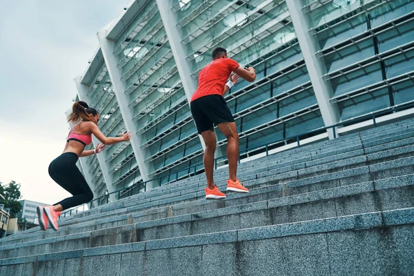 Hermosa Pareja Joven Ropa Deportiva Haciendo Ejercicio Los Pasos Aire — Foto de Stock