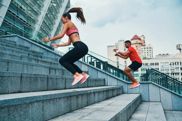 Good Looking Young Couple Sports Clothing Jumping Stairs Outdoors — Stock Photo, Image