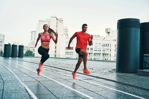 Longitud Total Dos Jóvenes Ropa Deportiva Corriendo Aire Libre Juntos — Foto de Stock