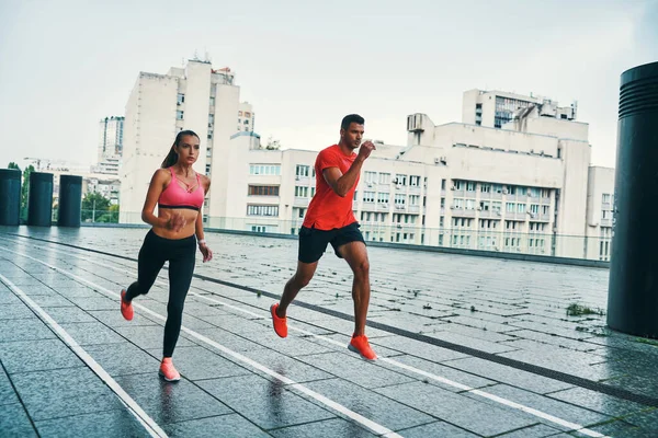 Longitud Total Dos Jóvenes Ropa Deportiva Corriendo Aire Libre Juntos — Foto de Stock