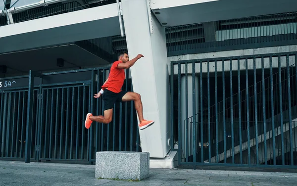 Plná Délka Sebevědomé Mladé Ženy Sportovním Oblečení Vznášející Dlouhém Skoku — Stock fotografie