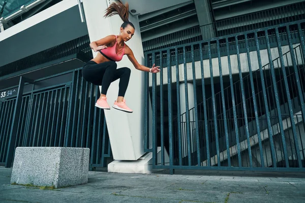 アウトドアを行使しながら空気中にホバリングスポーツ服の美しい若い女性 — ストック写真