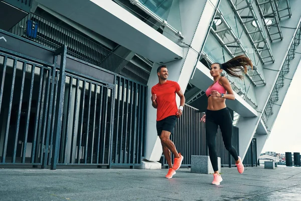 Longitud Completa Hombre Mujer Joven Motivado Ropa Deportiva Corriendo Sonriendo —  Fotos de Stock