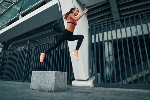 Plná Délka Atraktivní Mladé Ženy Sportovním Oblečení Vznášející Dlouhém Skoku — Stock fotografie