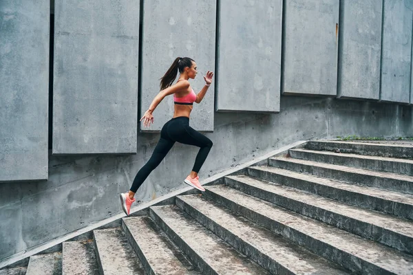 Full Längd Ung Kvinna Sportkläder Jogging Medan Tränar Trappan Utomhus — Stockfoto