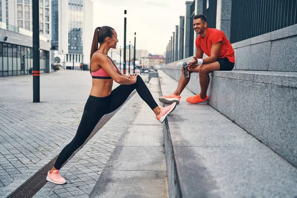 Feliz Pareja Joven Ropa Deportiva Calentándose Estirándose Mientras Practica Aire — Foto de Stock