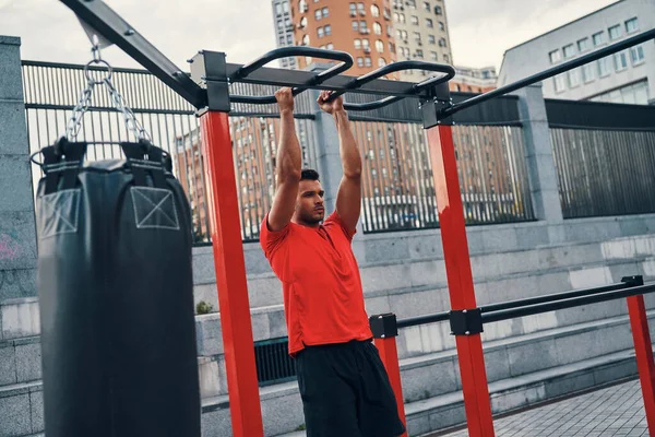 Guapo Joven Ropa Deportiva Haciendo Flexiones Mientras Hace Ejercicio Aire — Foto de Stock