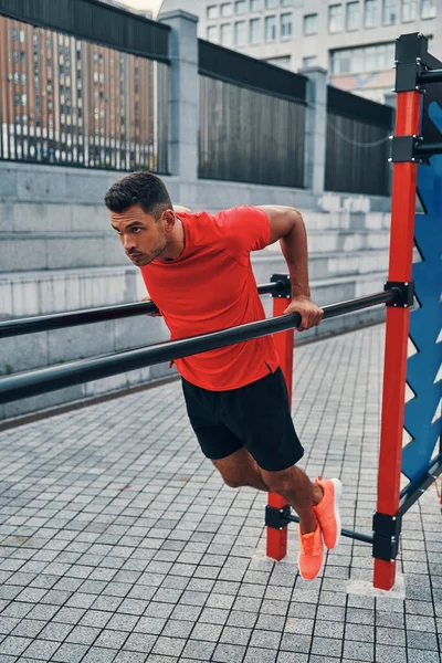 Longitud Completa Hombre Joven Atlético Ropa Deportiva Haciendo Pull Ups —  Fotos de Stock