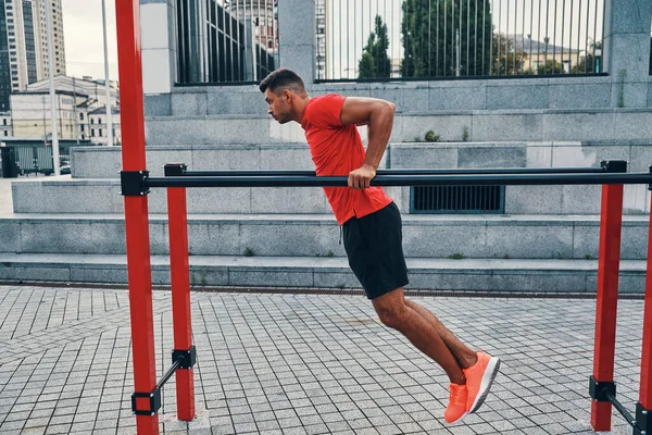 Longitud Completa Joven Confiado Ropa Deportiva Haciendo Flexiones Mientras Hace — Foto de Stock