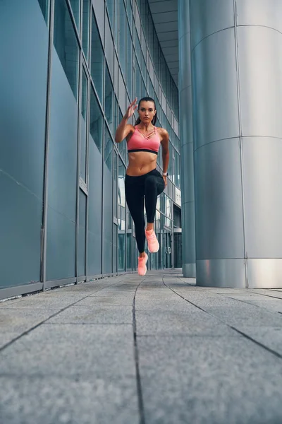 Comprimento Total Bela Mulher Jovem Roupas Esportivas Correndo Enquanto Exercita — Fotografia de Stock
