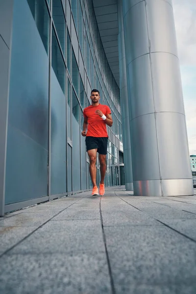 Volledige Lengte Van Slanke Jongeman Sportkleding Joggen Tijdens Het Sporten — Stockfoto