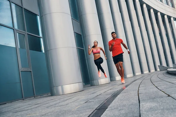 Longitud Completa Joven Hermosa Mujer Hombre Ropa Deportiva Disfrutando Jogging — Foto de Stock