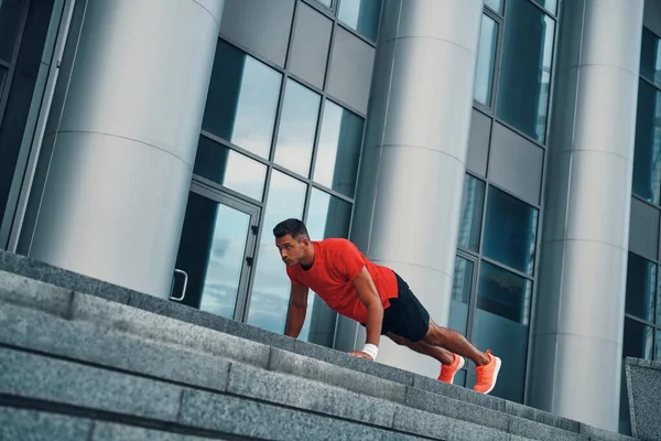 Knappe Jongeman Sportkleding Houdt Plank Positie Tijdens Het Sporten Buiten — Stockfoto