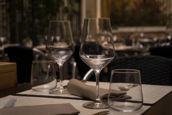 Tasses en verre dans un restaurant — Photo