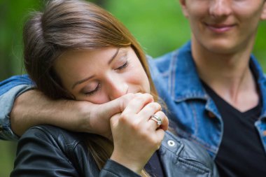 Bir çift parkta dinleniyor.