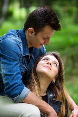 Erkek arkadaşına bakıyorum.