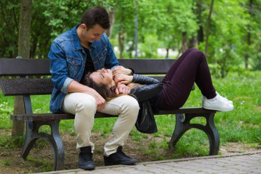 Kız arkadaşını tutuyor