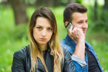 Kameraya bakarak üzgün kadın