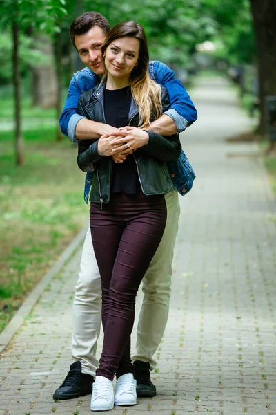 Junges Paar im Park — Stockfoto