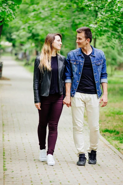 Jeune couple marchant dans le parc — Photo