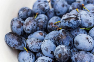 Olgun ve lezzetli eriklerin yakın çekimini yap.