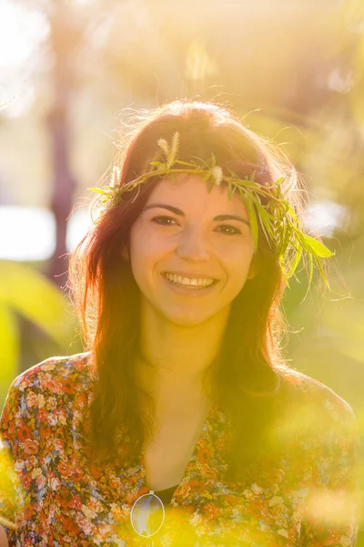 Жінка Посміхається Природно Камери Перебуваючи Парку Сонячний День — стокове фото