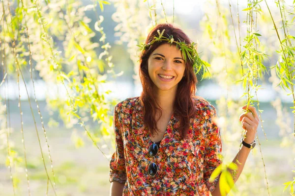 柳の枝を持ちながらカメラで微笑む美女のフロント写真 — ストック写真
