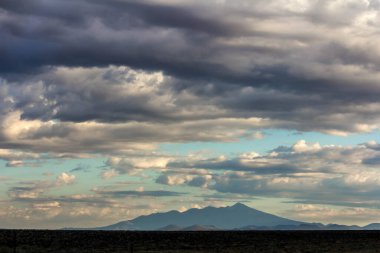 Bulutlu gökyüzü ve uzak dağların yakın görüntüsü 