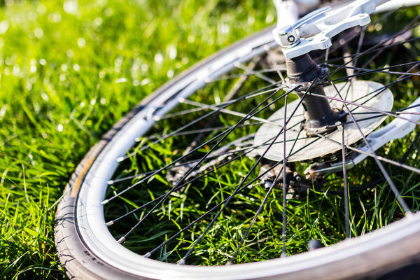 Крупный план велосипедного колеса на траве