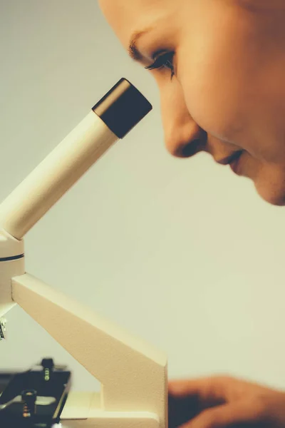 Ricercatore Scientifico Che Utilizza Microscopio Guarda Campione Laboratorio — Foto Stock