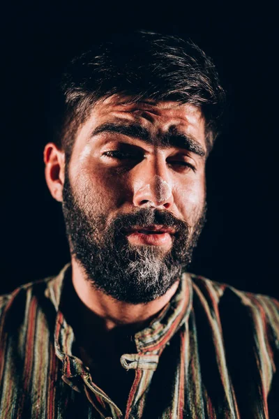 Pose Homme Inconscient Avec Cocaïne Sur Nez Barbe Studio — Photo