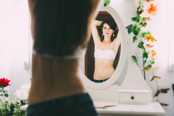 Vacker Kvinna Poserar Framför Spegeln Vit Och Jeans Ett Mycket — Stockfoto