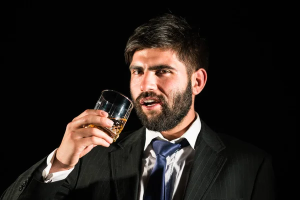 Gros Plan Homme Barbu Costume Dégustant Verre Whisky — Photo