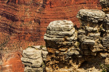 Kum taşı ve kireç taşı Büyük Kanyon 'u oluşturan kaya oluşumlarıdır..
