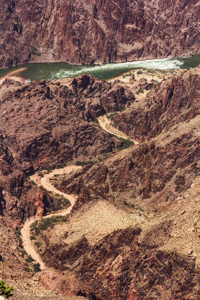 位于亚利桑那州大峡谷的一条通往科罗拉多河的小径的近景 — 图库照片
