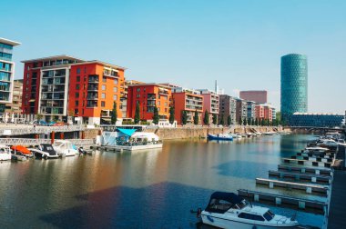 Frankfurt, Almanya - 22 Ağustos 2015 Weshafen yerleşim alanı ve bir iş kulesi