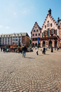 Frankfurt, Almanya - 22 Ağustos 2015: Roemerberg Meydanı ve Ortaçağ Binaları