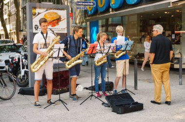 Frankfurt, Almanya - 22 Ağustos 2015: Mutlu sokak müzisyenleri 