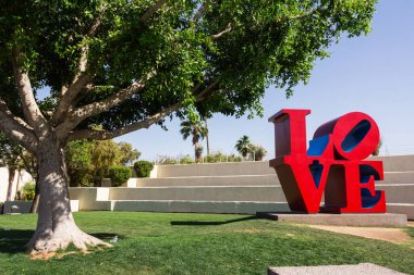 Phoenix, AZ, ABD - 18 Mayıs 2013: Scottsdale Şehir Merkezi Plaza 'da aşk heykeli.