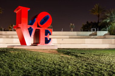 Phoenix, AZ, ABD - 18 Mayıs 2013: Scottsdale Şehir Merkezi Plaza 'da aşk heykeli.