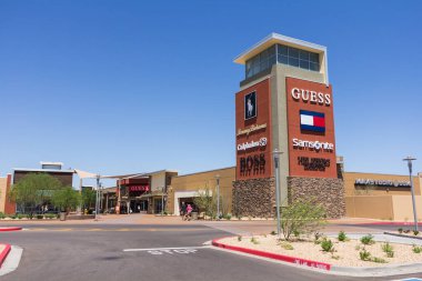 Phoenix, AZ, ABD - 18 Mayıs 2013: Phoenix Premium Outlets giriş kulesi. Tek bir uygun yerde 90 'dan fazla mağaza varken mağaza alışveriş için iyi bir seçenek.. 