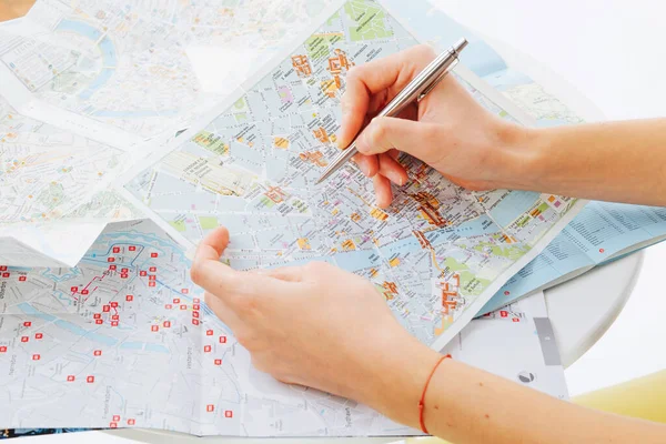 2014年10月5日 罗马尼亚布加勒斯特 手握一支笔 在地图上指向一座意大利城市 图库图片