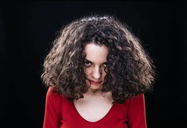 Jovem Irritada Com Cabelo Encaracolado Fundo Preto — Fotografia de Stock